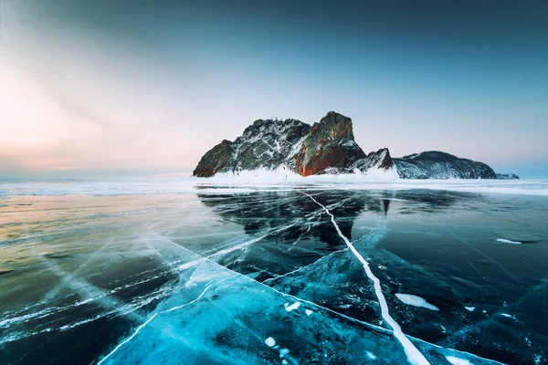 Bajkalsjön Vintern Med Genomskinlig Sprucken Blå Khoboy Cape Olkhon Baikal — Stockfoto