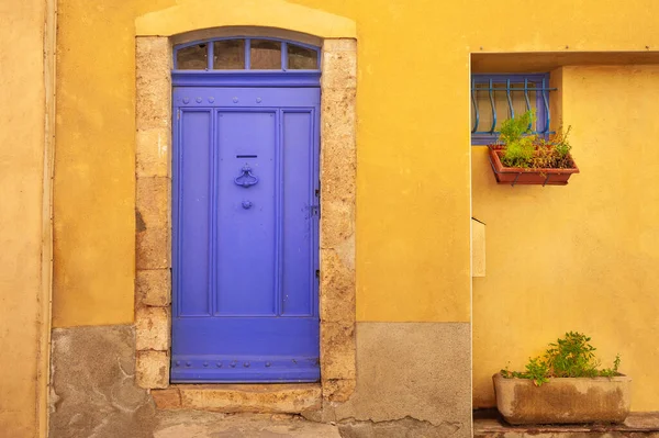 Lavendeldörr Och Gul Fasad Huset Gammal Arkitektur Valensole Provence Frankrike — Stockfoto