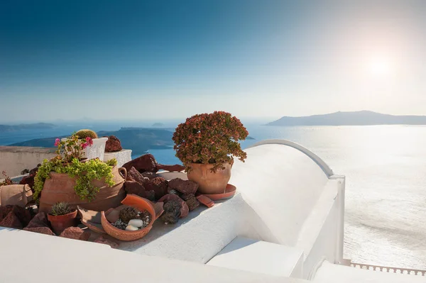 Fehér Építészet Santorini Szigeten Görögországban Virágok Teraszon Kilátással Tengerre Utazási — Stock Fotó
