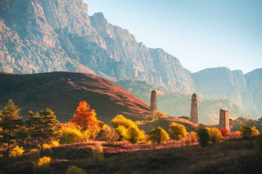 Ingushetia, Kafkasya, Rusya 'daki Erzi Ulusal Parkı' ndaki eski taş kule kompleksi. Gündoğumunda güzel sonbahar manzarası.
