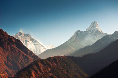 Himalaya dağlarındaki Ama Dablam tepesi, Nepal. Khumbu vadisi, Everest bölgesi, Nepal. Güzel sonbahar manzarası