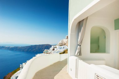 Santorini Adası, Yunanistan 'da beyaz mimari. Yaz manzarası, deniz manzarası. Meşhur seyahat yeri