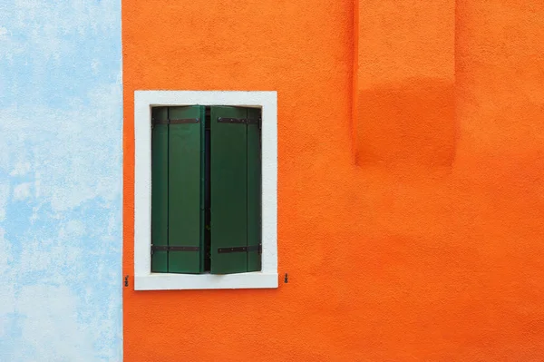 Fachada Laranja Azul Casa Janela Com Persianas Verdes Arquitetos Burano — Fotografia de Stock