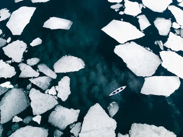 Caiaque Navegando Entre Bancos Gelo Lago Vista Aérea Drones Fundo — Fotografia de Stock