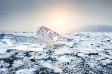 Gün batımında güzel buz sarkıtları
