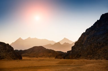 Fantastik yatay, günbatımı, dağlar