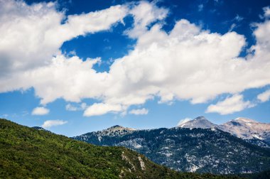 Dağlardaki güzel yaz manzarası