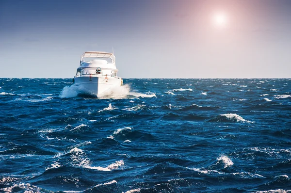 在日落时分的白色游艇在红海 — 图库照片