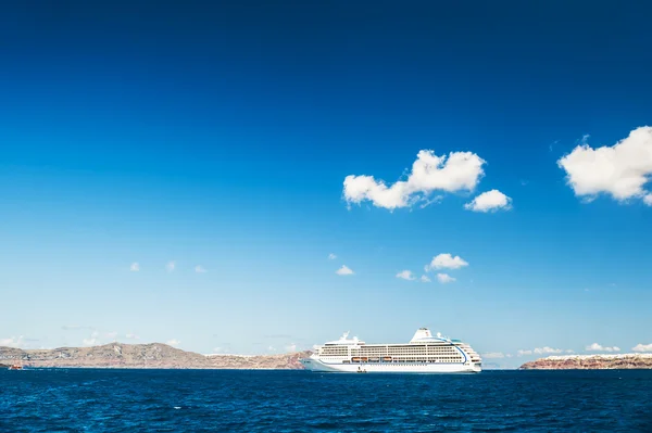 Grandi navi da crociera vicino alle isole greche — Foto Stock