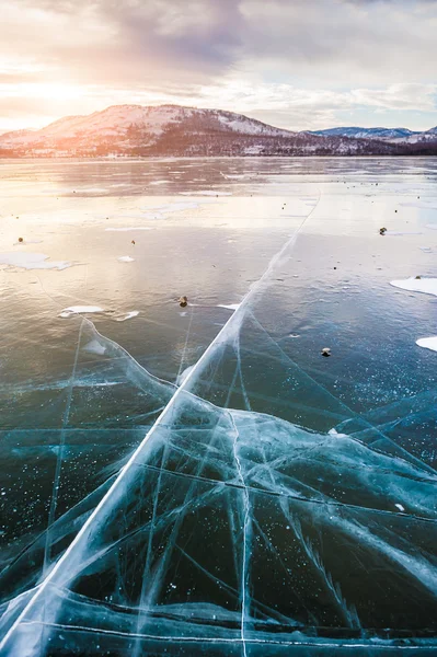 Schönes Eis auf dem See bei Sonnenuntergang — Stockfoto