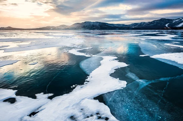 Fantastische winterlandschap met bevroren meer — Stockfoto