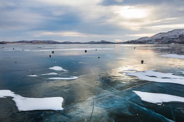 Beautiful ice on the lake at sunset — Stock Photo, Image