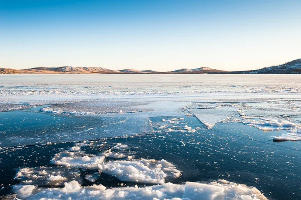 Wunderschöne Winterlandschaft mit Eis und Schnee am See — Stockfoto