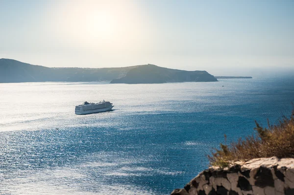 Круизный лайнер рядом с Греческими островами — стоковое фото