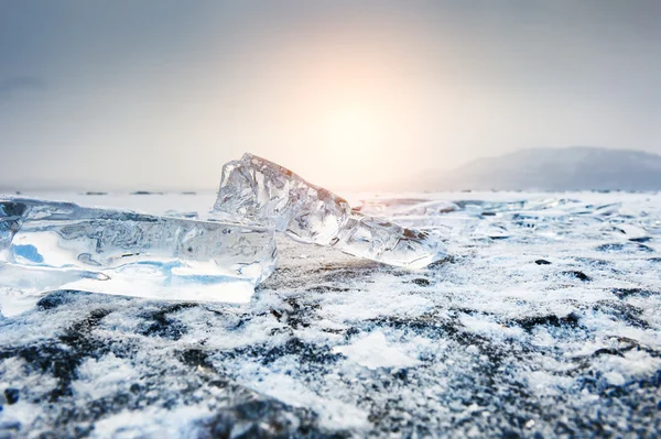 Gün batımında güzel buz sarkıtları — Stok fotoğraf