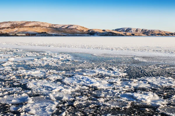 Is och snö på sjön — Stockfoto