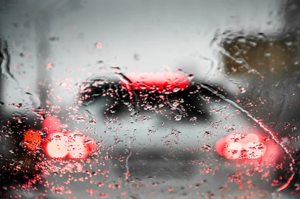Samochód światła przez mokre szyby — Zdjęcie stockowe