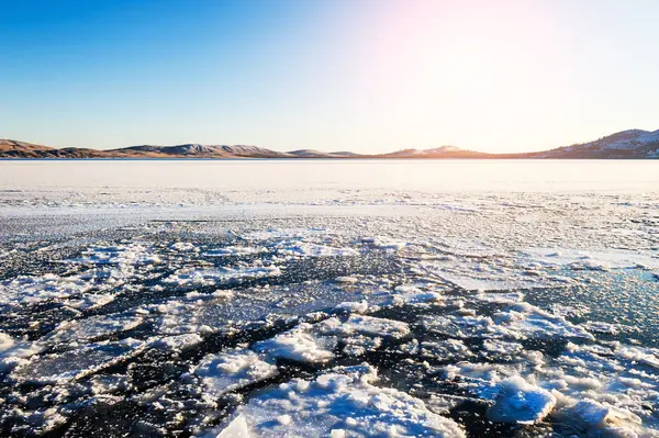 Glace et neige sur le lac — Photo