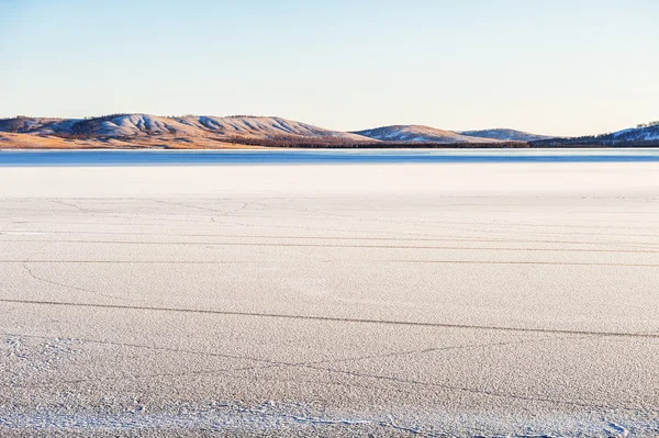 Is och snö på sjön — Stockfoto