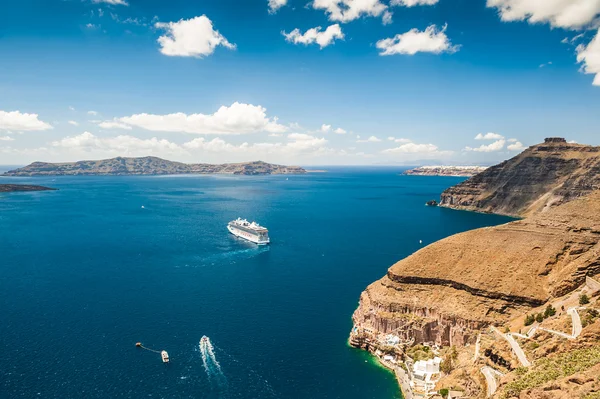 Круизный лайнер рядом с Греческими островами — стоковое фото
