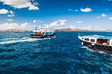 Mavi deniz iki yolcu tekneleri