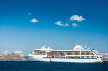Yunan Adaları yakınındaki büyük cruise gömlekleri