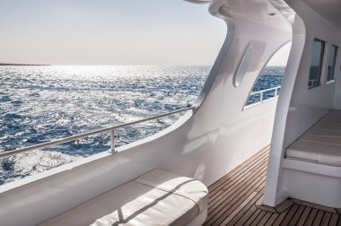 Denizde beyaz bir yat