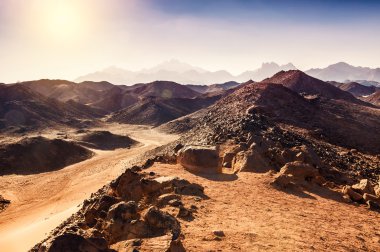 Arap çölde güzel dağlar