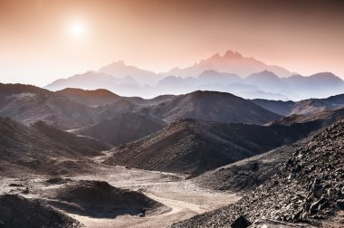 Arap çölde dağlarında güzel gün batımı