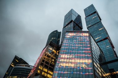 Akşam ışıklar iş merkezinde modern gökdelenler