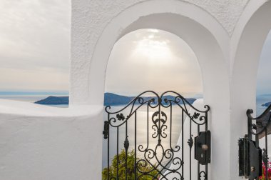 Otelde dekoratif kapılar. Santorini Island üzerinde beyaz mimarisi