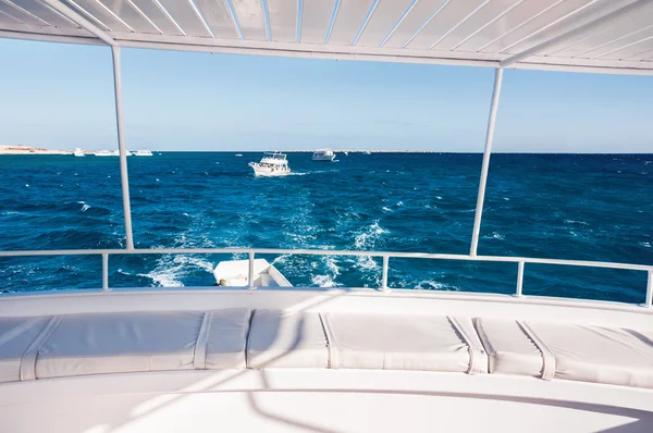 Yate blanco en el mar rojo — Foto de Stock