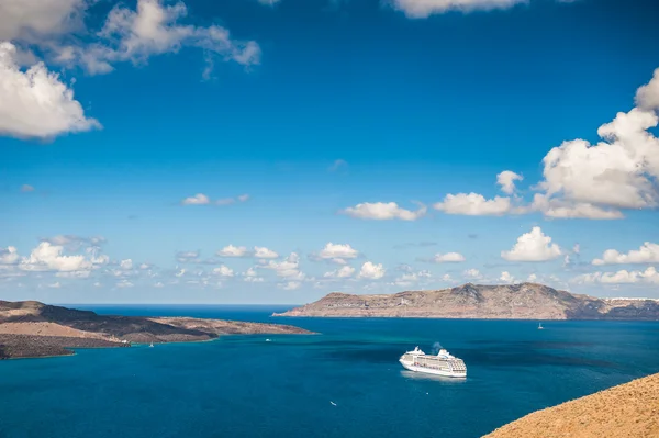 Круизные лайнеры рядом с Греческими островами — стоковое фото