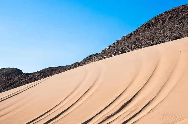 Montañas y arena en el desierto árabe — Foto de Stock