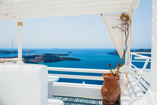 Arquitectura blanca en la isla de Santorini, Grecia — Foto de Stock