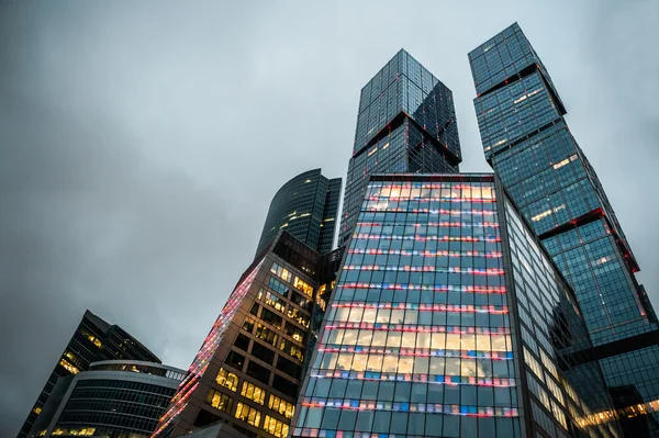 Moderní mrakodrapy obchodního centra na večer světel — Stock fotografie