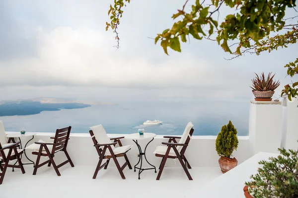 Café en la terraza con una hermosa vista al mar —  Fotos de Stock
