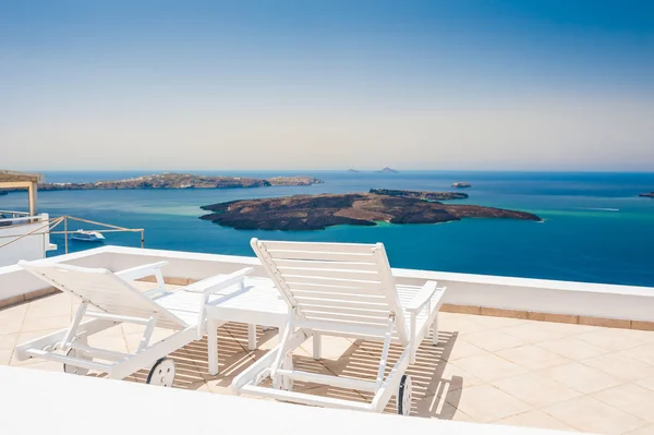 Zwei Sonnenliegen auf der Terrasse — Stockfoto