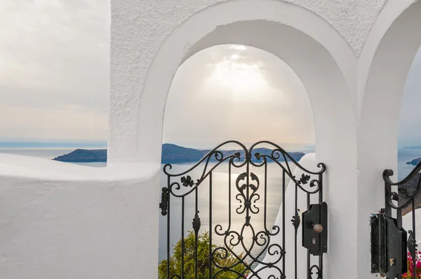 Dekorative porte på hotellet. Hvid arkitektur på Santorini islan - Stock-foto