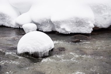 Kar yağışı dağ Nehri üzerinde