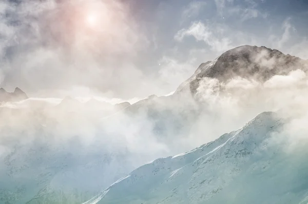 Picos de montaña de invierno al atardecer —  Fotos de Stock