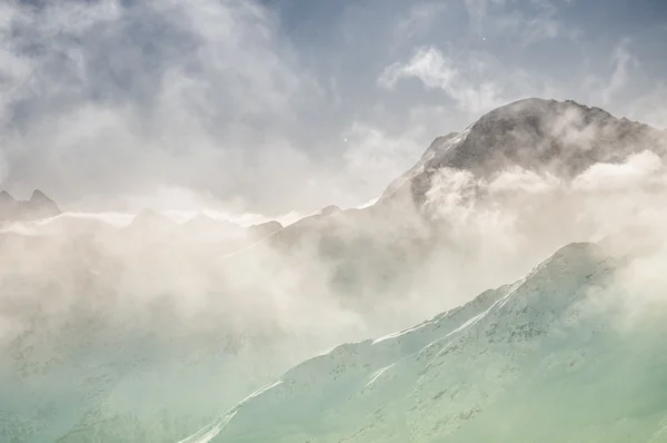 Zimní horské vrcholy v oblacích — Stock fotografie