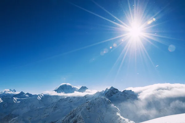 Wintersneeuw bedekt bergen op zonnige dag — Stockfoto
