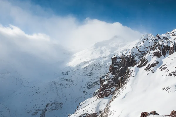 Schneebedeckte Berge im Winter — Stockfoto