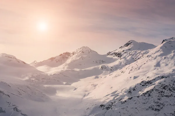 Montagnes d'hiver au coucher du soleil — Photo