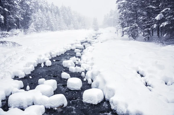 Nieve en el río de montaña — Foto de Stock