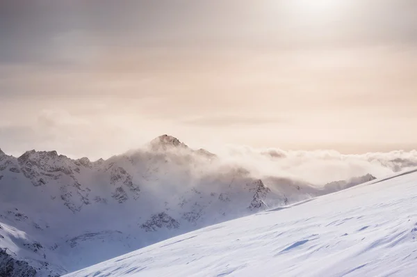 Góry zimąna białym tle stary - modny klasyczne drewniane — Zdjęcie stockowe
