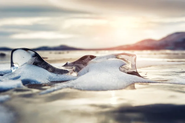 Vinterlandskap med is på sjön — Stockfoto