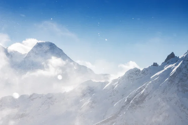 Vintern snöklädda berg — Stockfoto