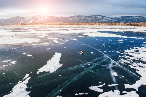 Beautiful ice on the lake at sunset — Stock Photo, Image